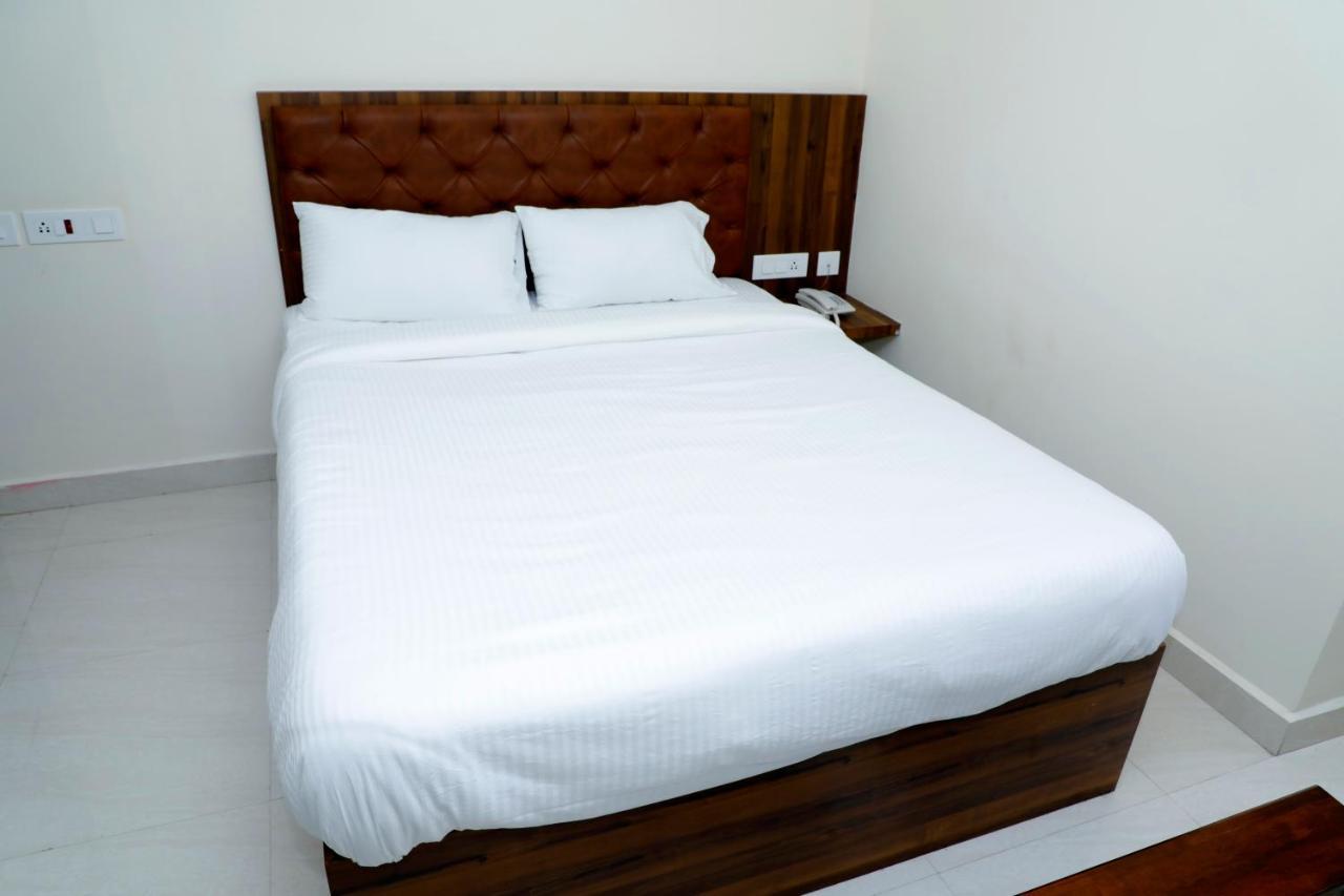 מלון Madanapalle Cnr Residency מראה חיצוני תמונה