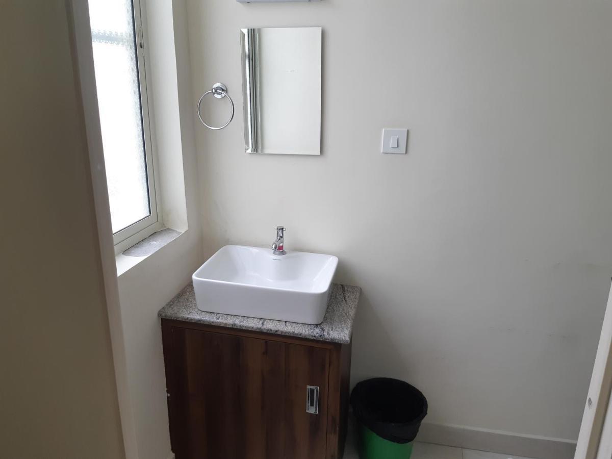 מלון Madanapalle Cnr Residency מראה חיצוני תמונה