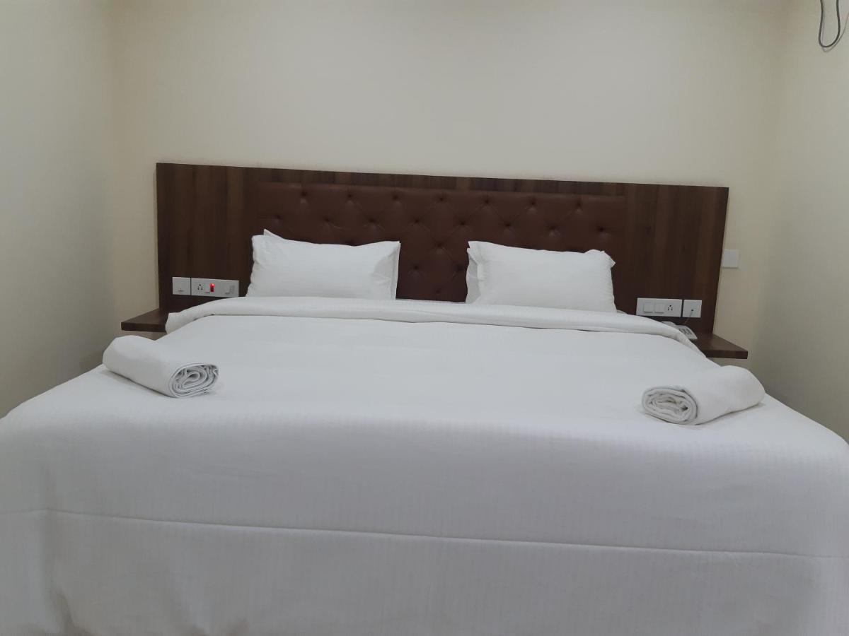 מלון Madanapalle Cnr Residency מראה חיצוני תמונה