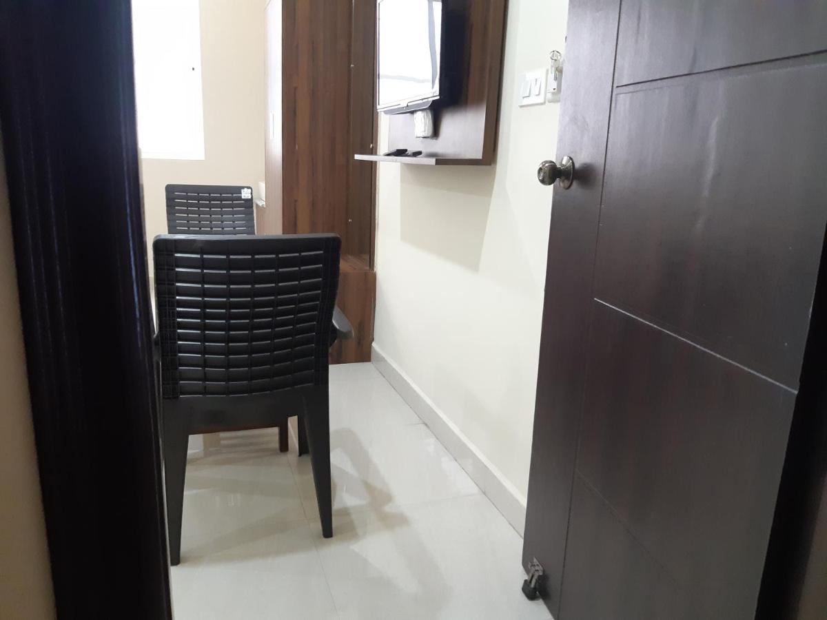 מלון Madanapalle Cnr Residency מראה חיצוני תמונה