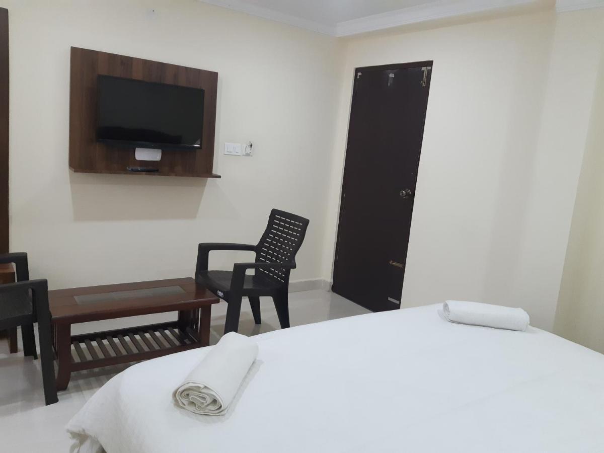 מלון Madanapalle Cnr Residency מראה חיצוני תמונה