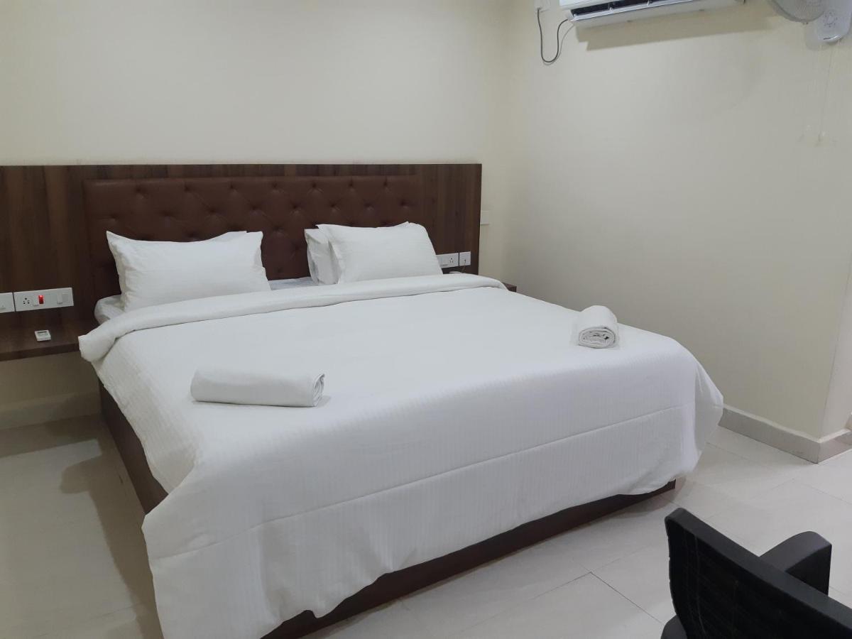 מלון Madanapalle Cnr Residency מראה חיצוני תמונה