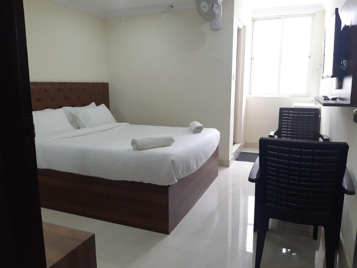 מלון Madanapalle Cnr Residency מראה חיצוני תמונה