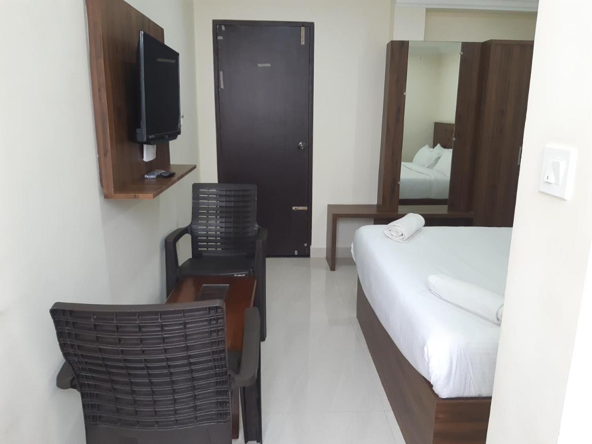 מלון Madanapalle Cnr Residency מראה חיצוני תמונה