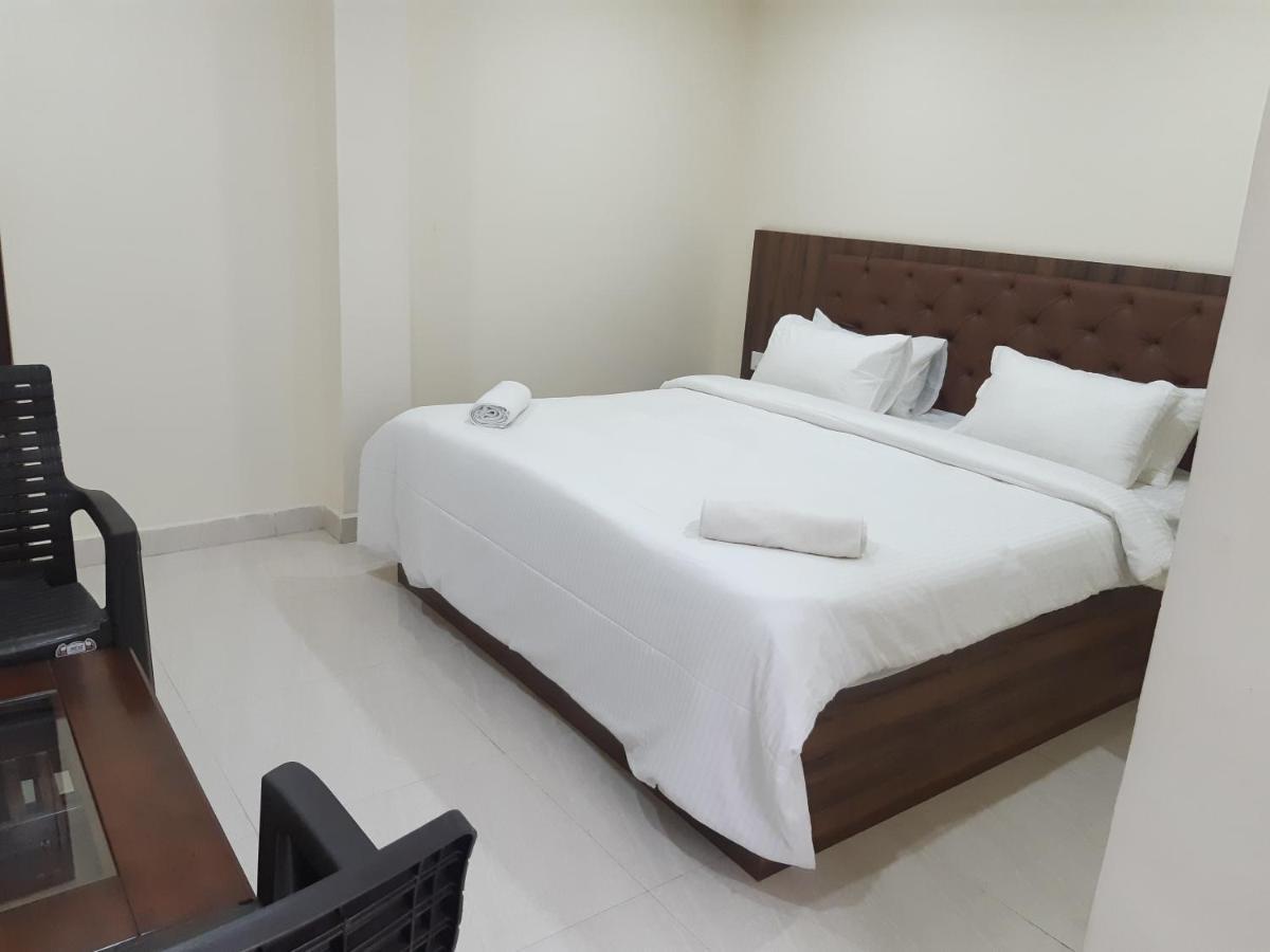 מלון Madanapalle Cnr Residency מראה חיצוני תמונה