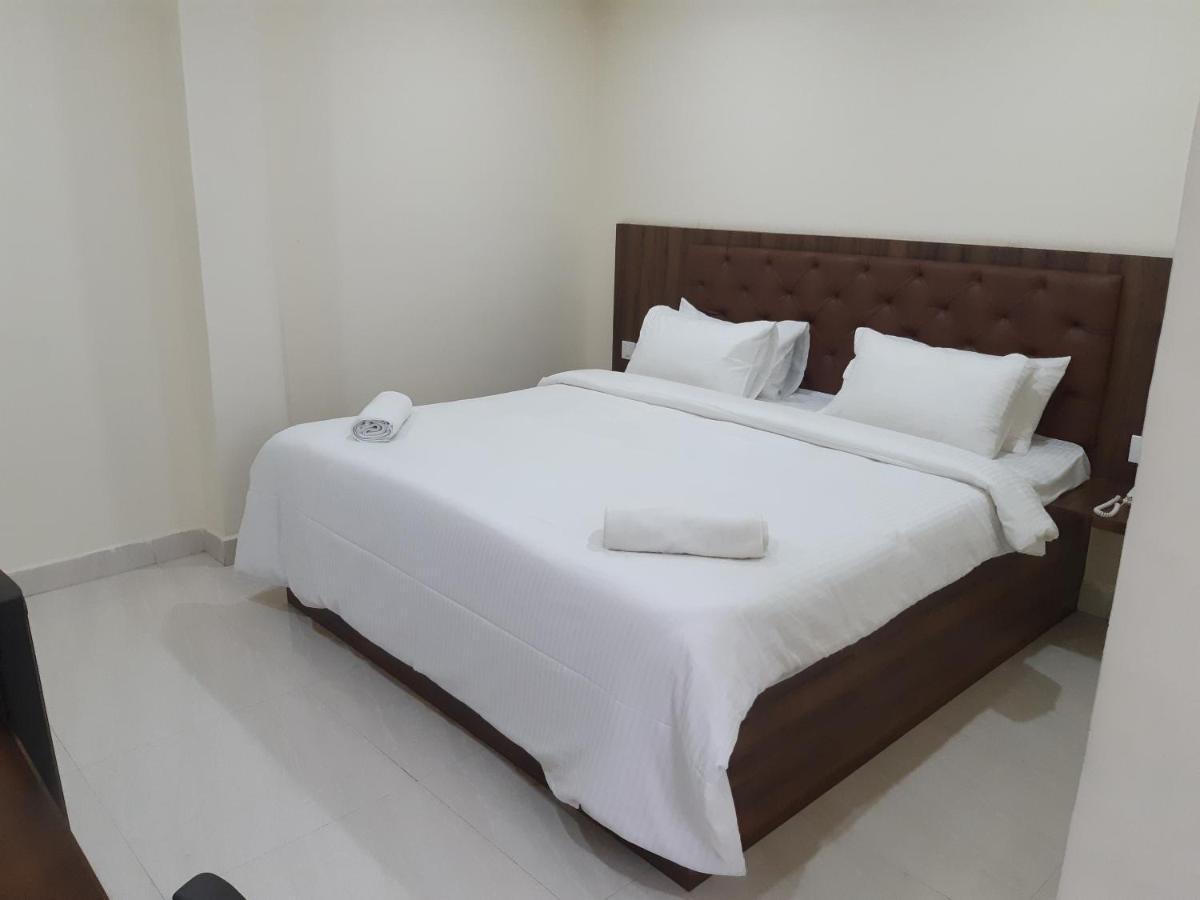 מלון Madanapalle Cnr Residency מראה חיצוני תמונה