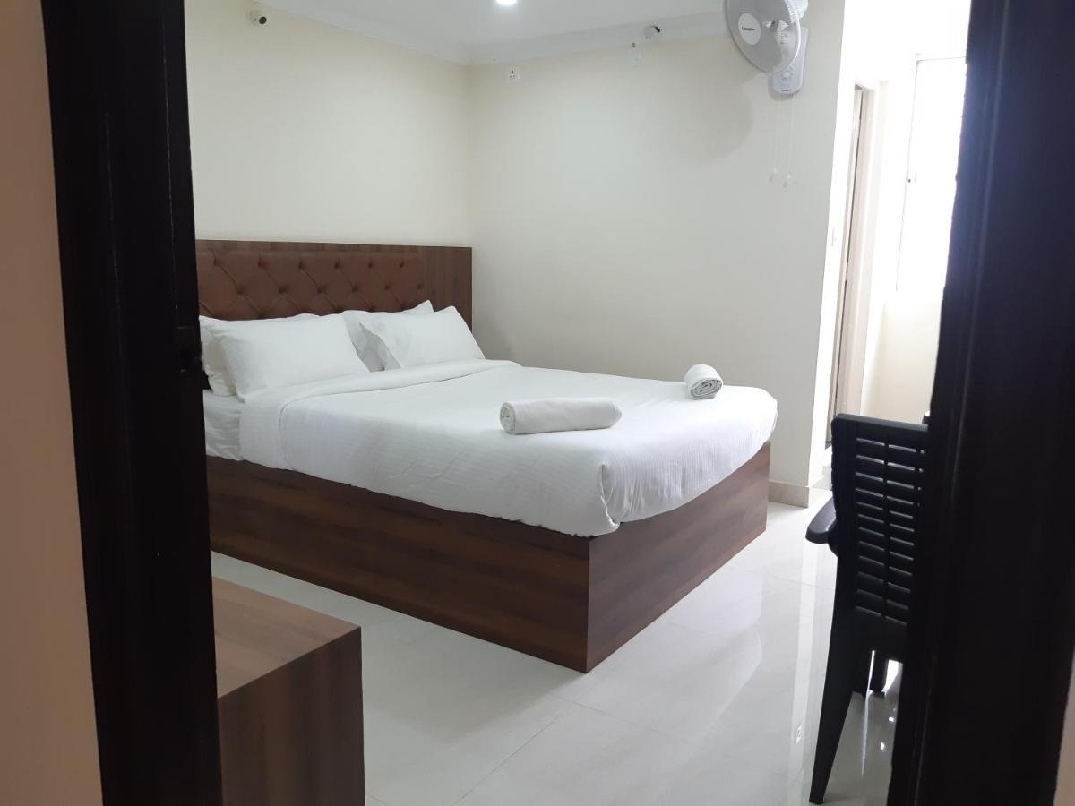 מלון Madanapalle Cnr Residency מראה חיצוני תמונה