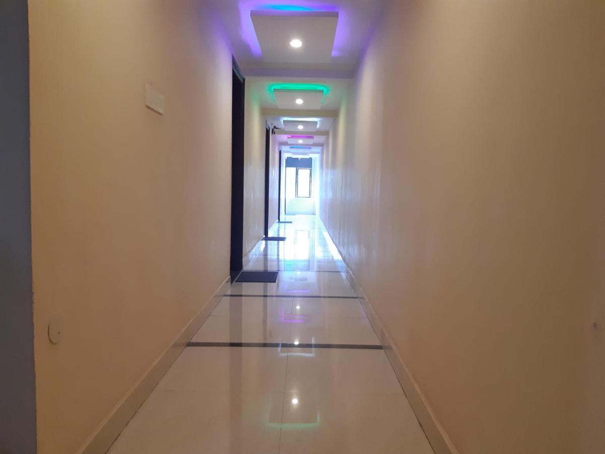 מלון Madanapalle Cnr Residency מראה חיצוני תמונה